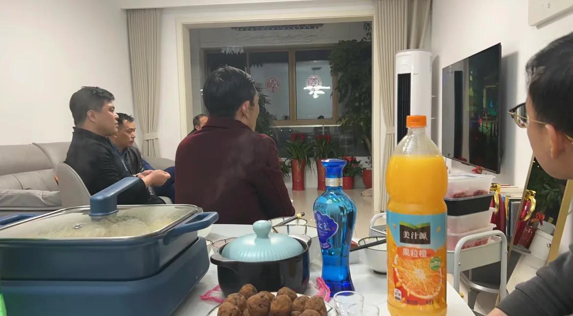 小外甥和老舅坐在沙发上看电视，老舅问今年收了多少压岁钱，小外甥嗯了一下说收了15