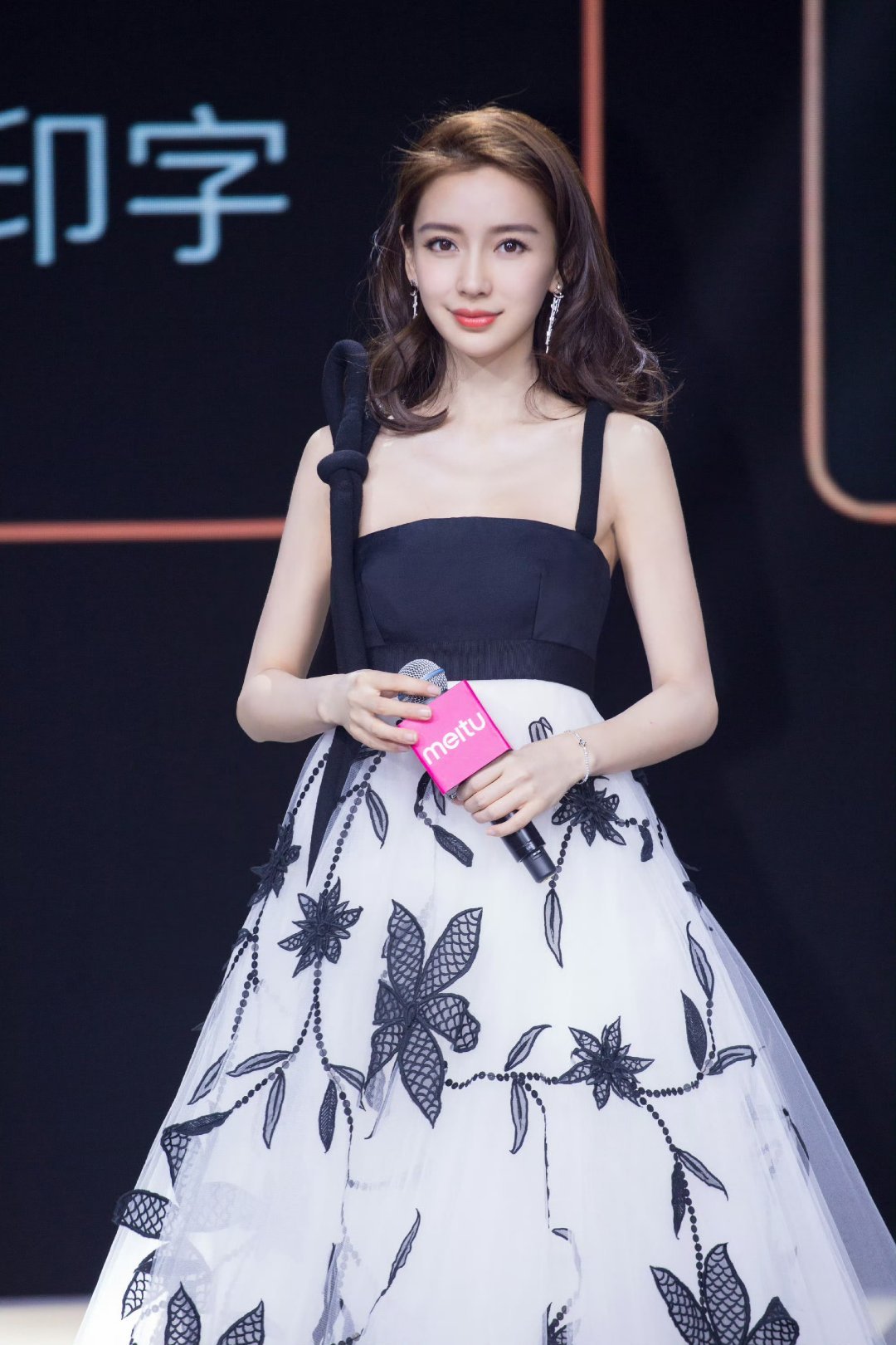 angelababy  [兔子] 杨颖 宝贝们下午好呀!来和奶颖一起看美丽的公主