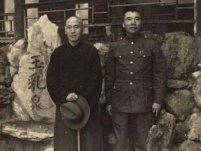 1936年，蒋介石被扣，王耀武奉命围攻西安，途中遭遇艰险，他事后感慨：“我虽败走