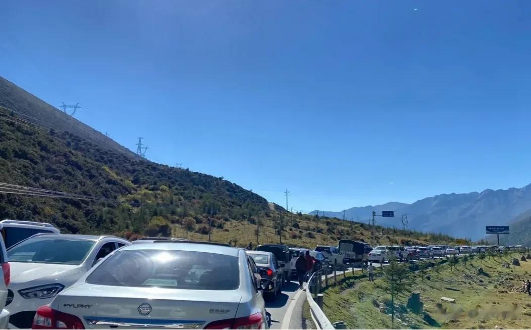 反向消费的风，吹到了国庆。大家有没有发现，这次国庆旅游，正在掀起一场罕见的“反向