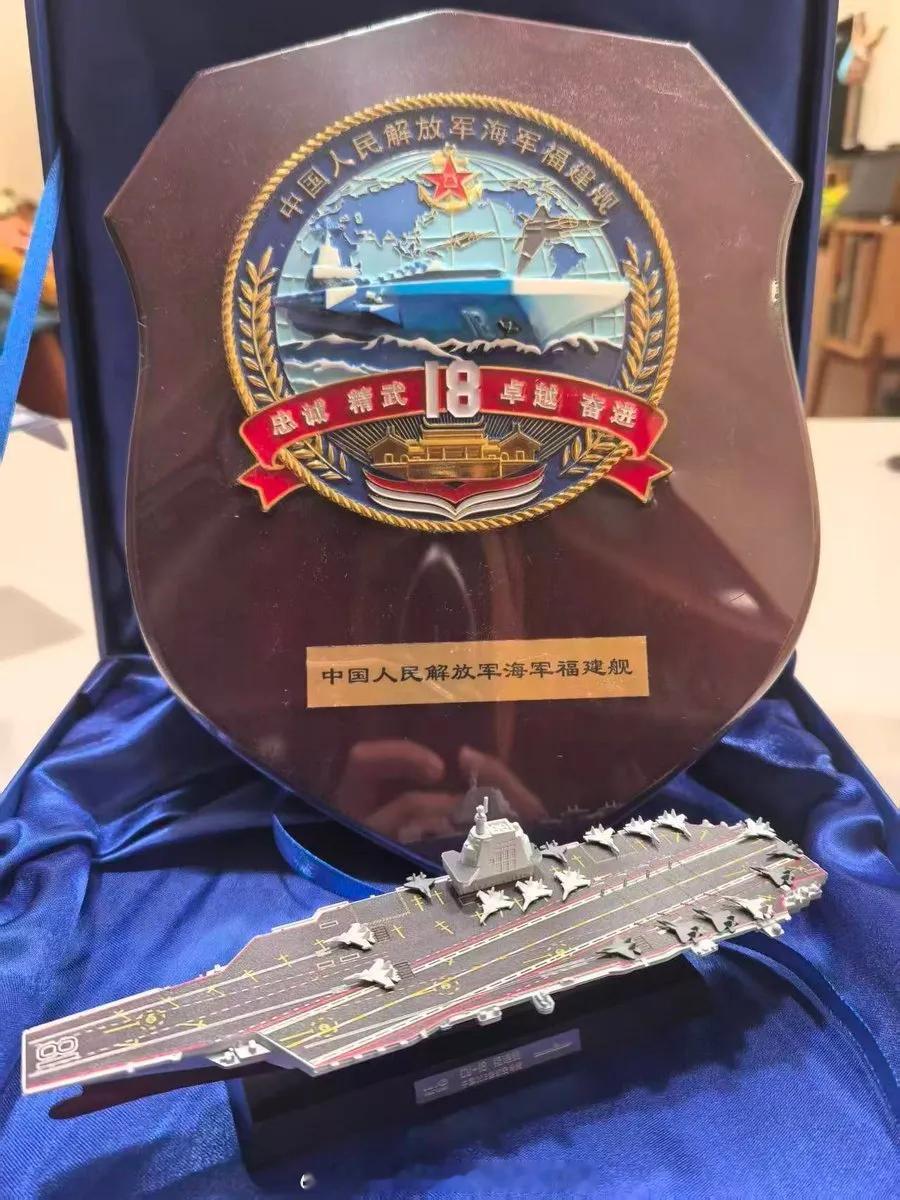 一人一句为人民海军点赞 眼看着福建舰刷舷号了，正式成军就在眼前，这是中国海军从量