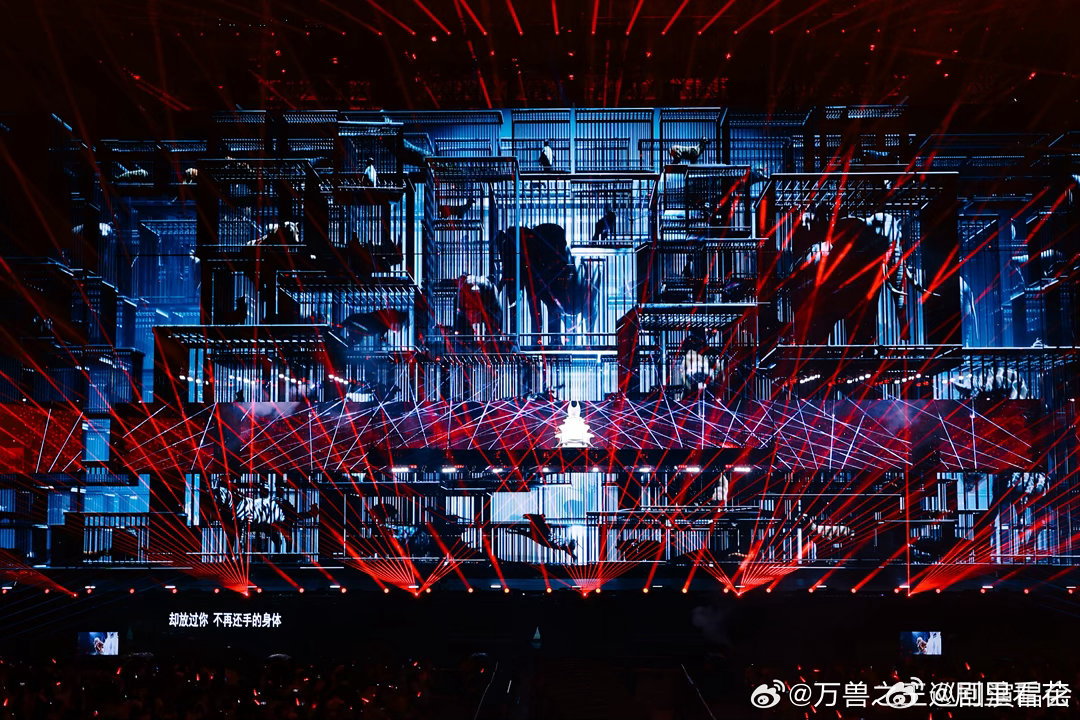 薛之谦四面台舞美要考博嘛 薛之谦四面台舞美懂创新！光效随节奏变波浪、粉钻等百种形