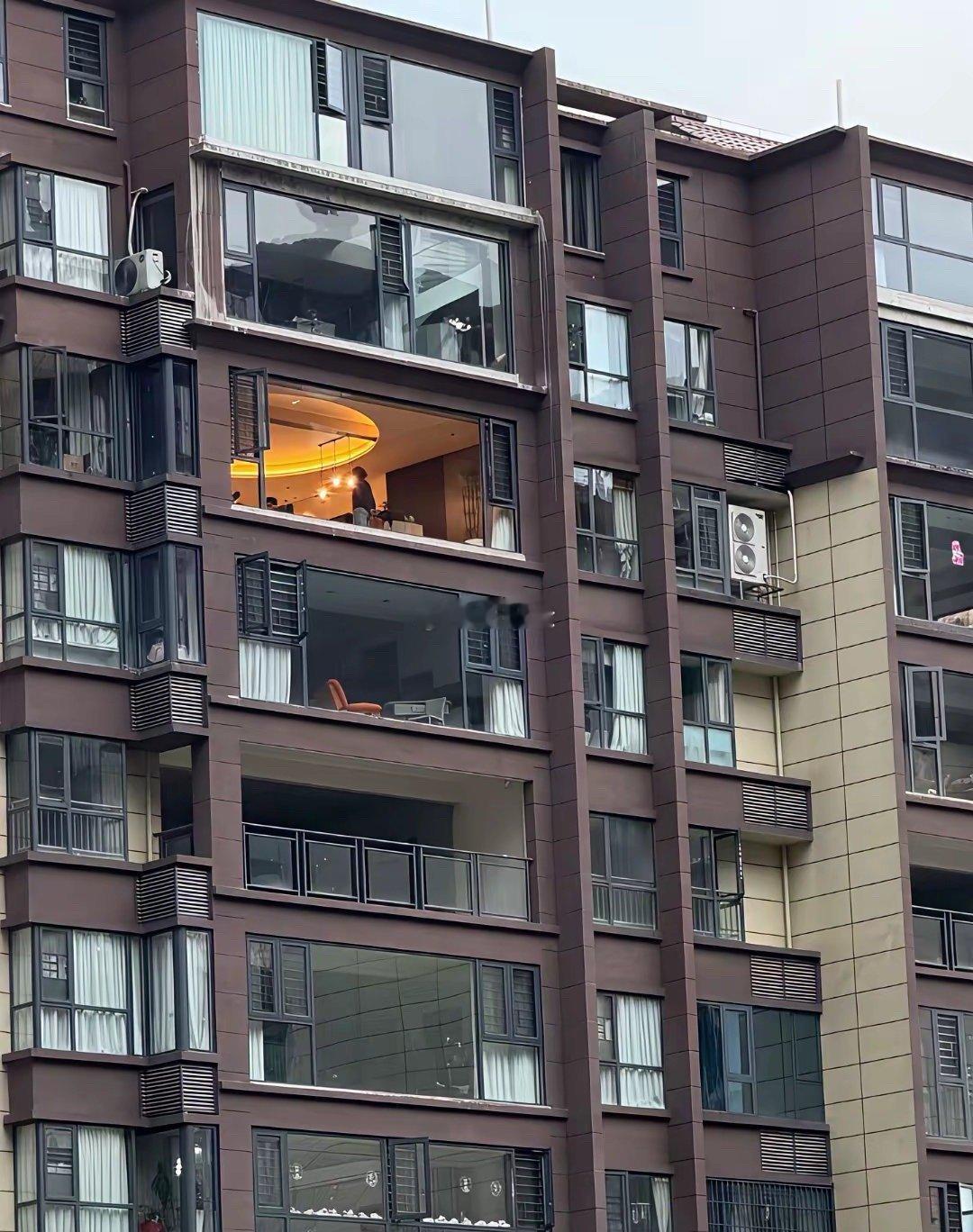 窗户越大，隐私越差。你以为视野越好，其实别人看你视野更好。 ​​​