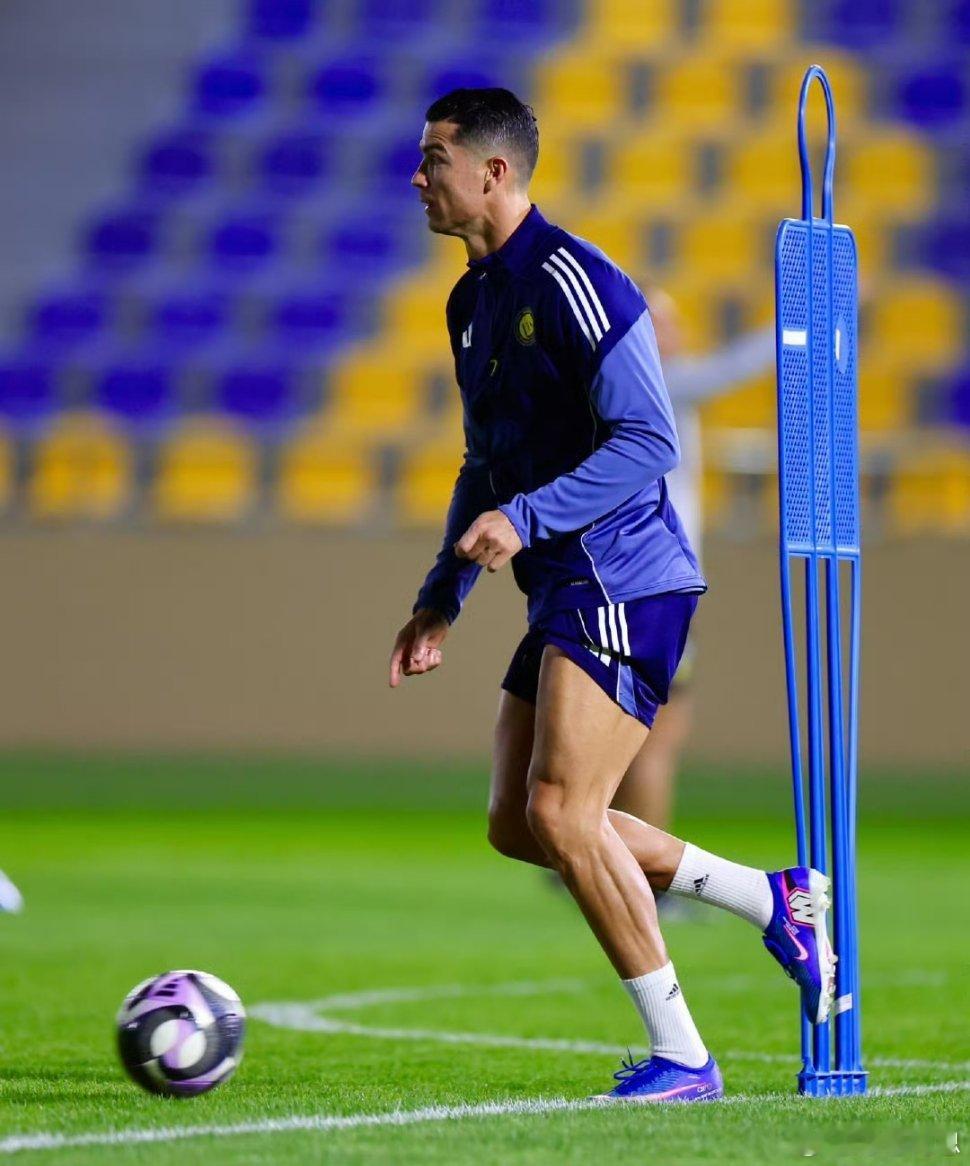 C罗罢赛第3场C罗硬刚到底 据沙特方面消息源报道，C罗仍然不会参加利雅得胜利的下