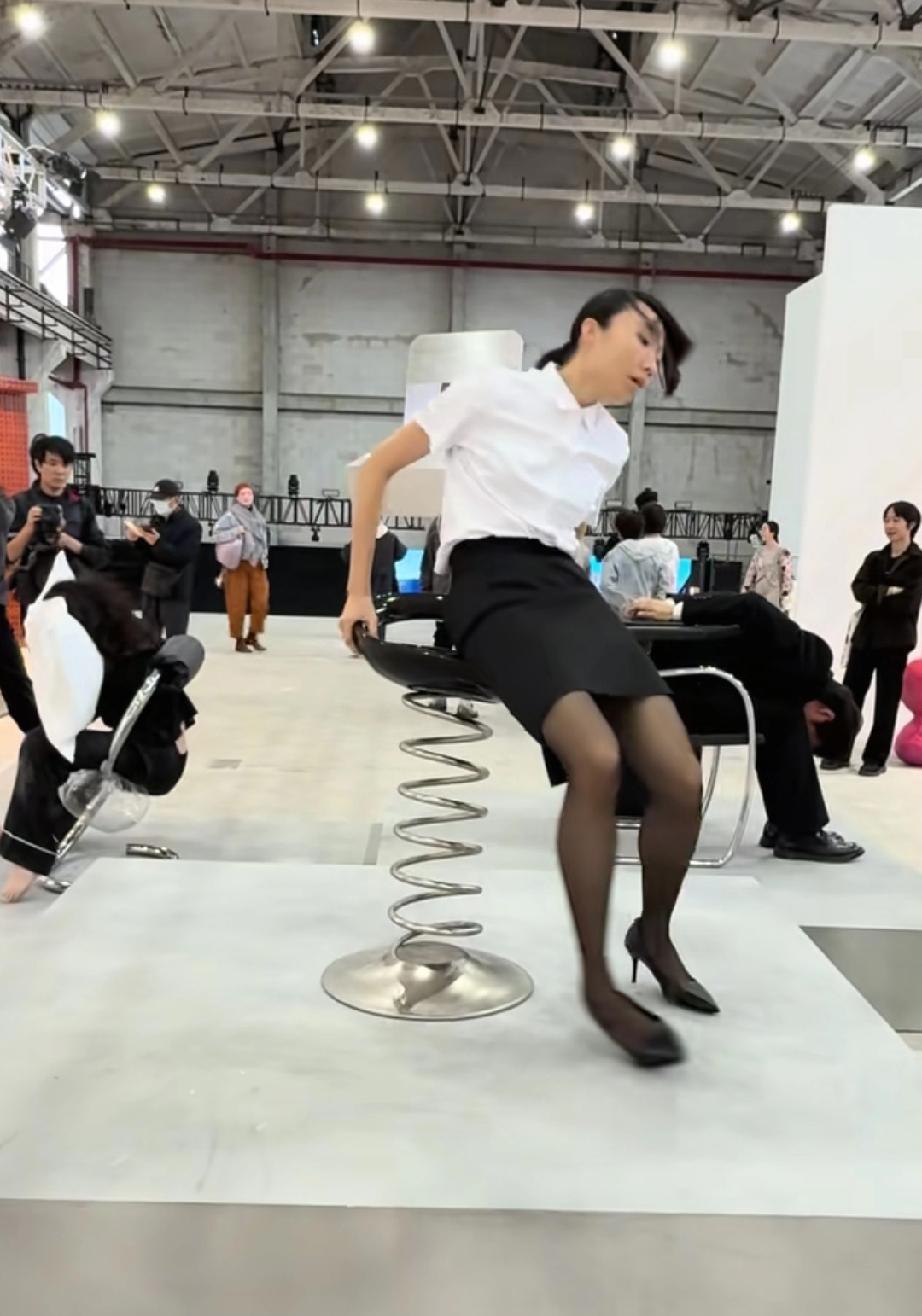 上海西岸艺术博览会，A馆二楼的行为艺术表演，网友惊呼看不懂！！！
有网友把三位“