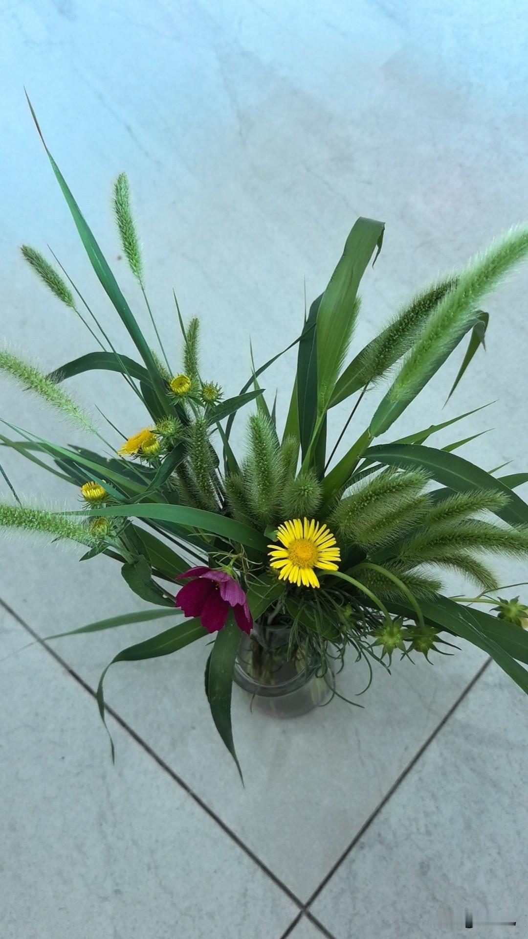 某县实施教龄十五年，
自动晋升一级职称后，
教师连吵架都减少了百分之八十，
和谐