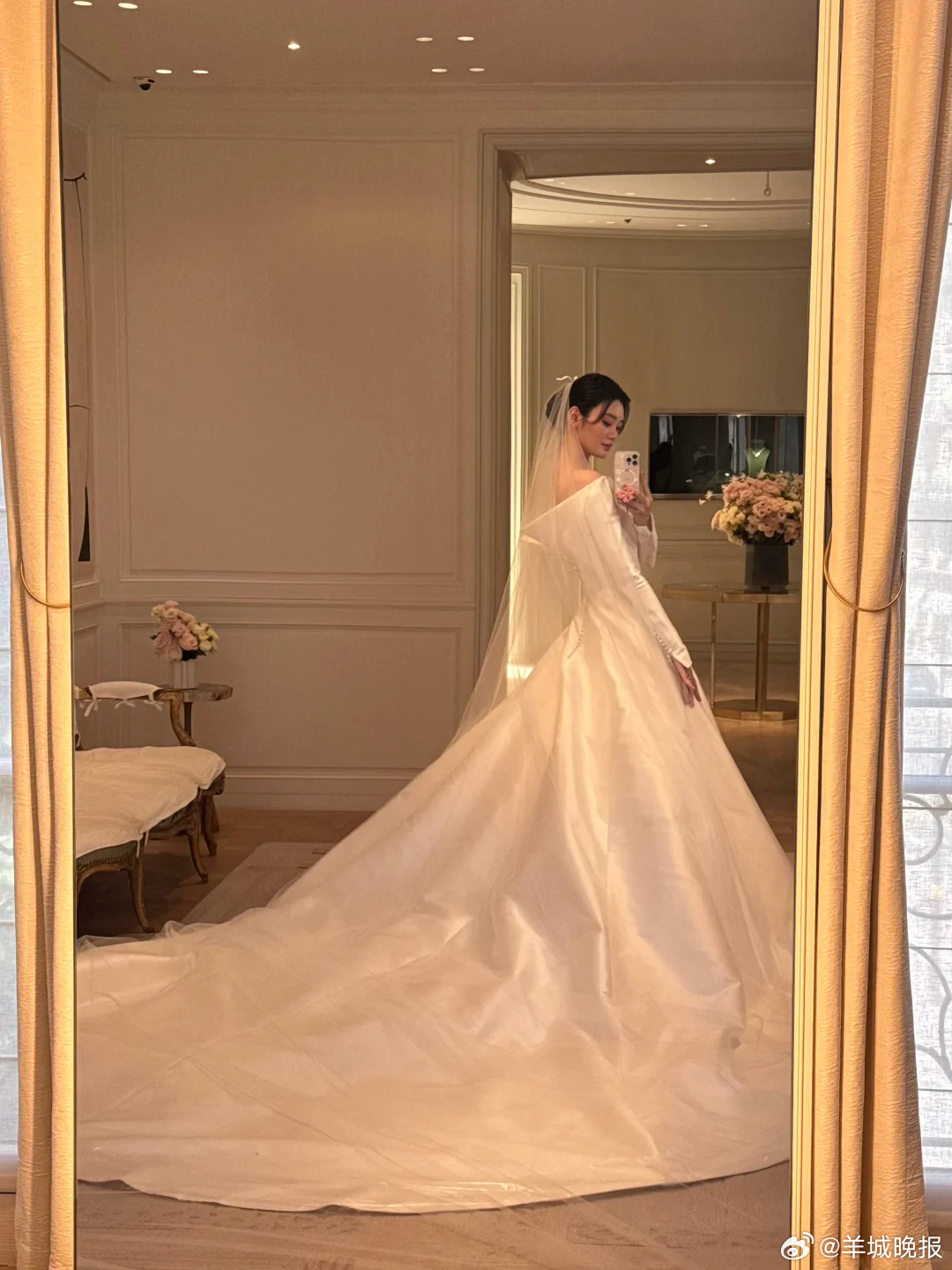 【#奚梦瑶深夜发文感谢大家的爱和祝福#】近日，何猷君奚梦瑶婚礼引发热议。6月2日