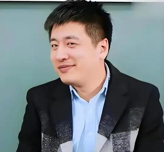 张雪峰曾感慨说：“同学们，你们一定要多挣钱。我以前也觉得飞机头等舱没意义，住店有