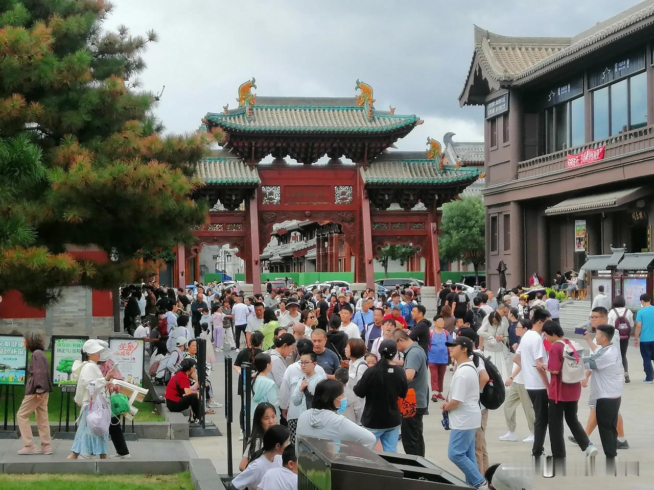8月11日下午，大同市华严寺旅游的人可真多，立秋的大同更加的凉爽，五湖四海的游客