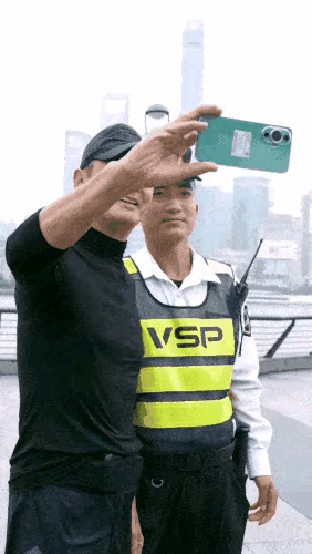 发哥在晨跑，能停下来合影已经很不错了，不要说他针对内地人，做人要学会换位思考，难