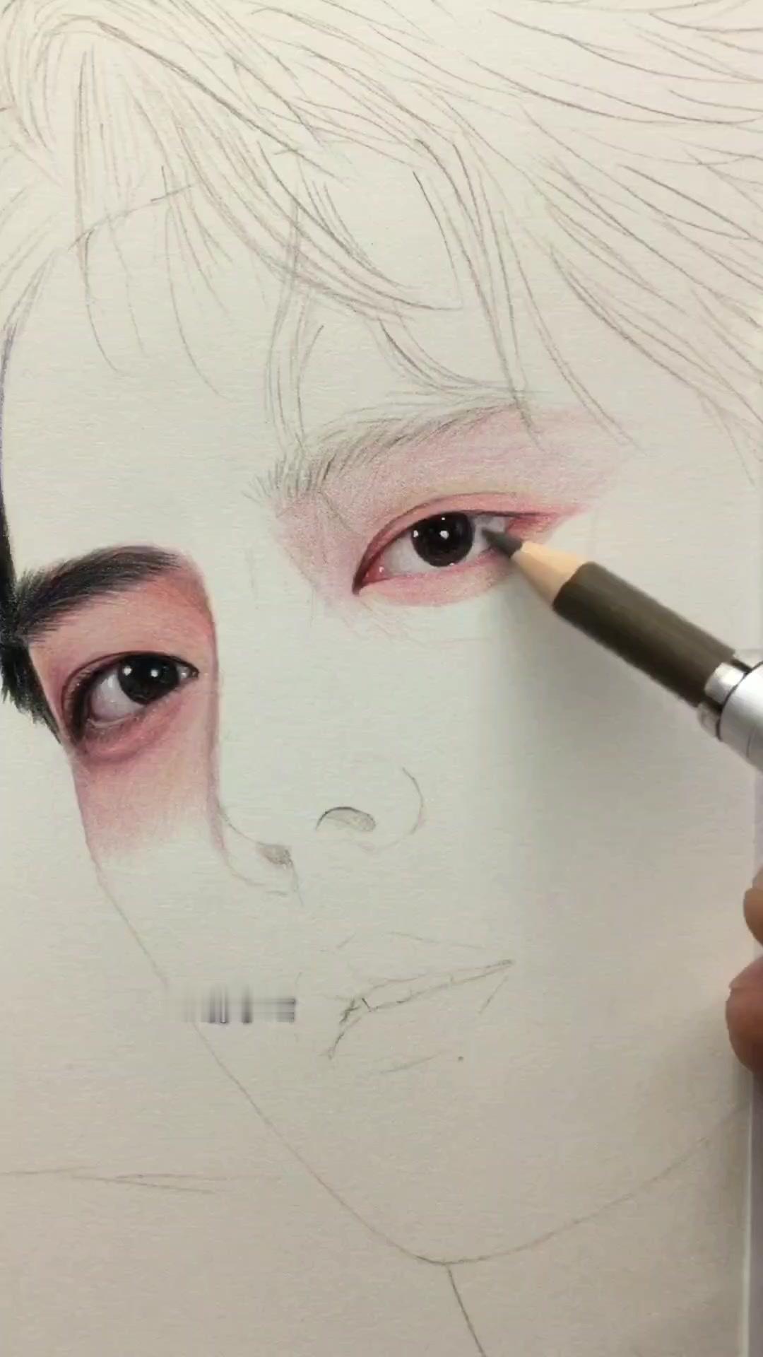 👀肖战彩铅画像有多绝？1️⃣细节刻画：眼睛像会说话，睫毛、光影质感都超细腻，把