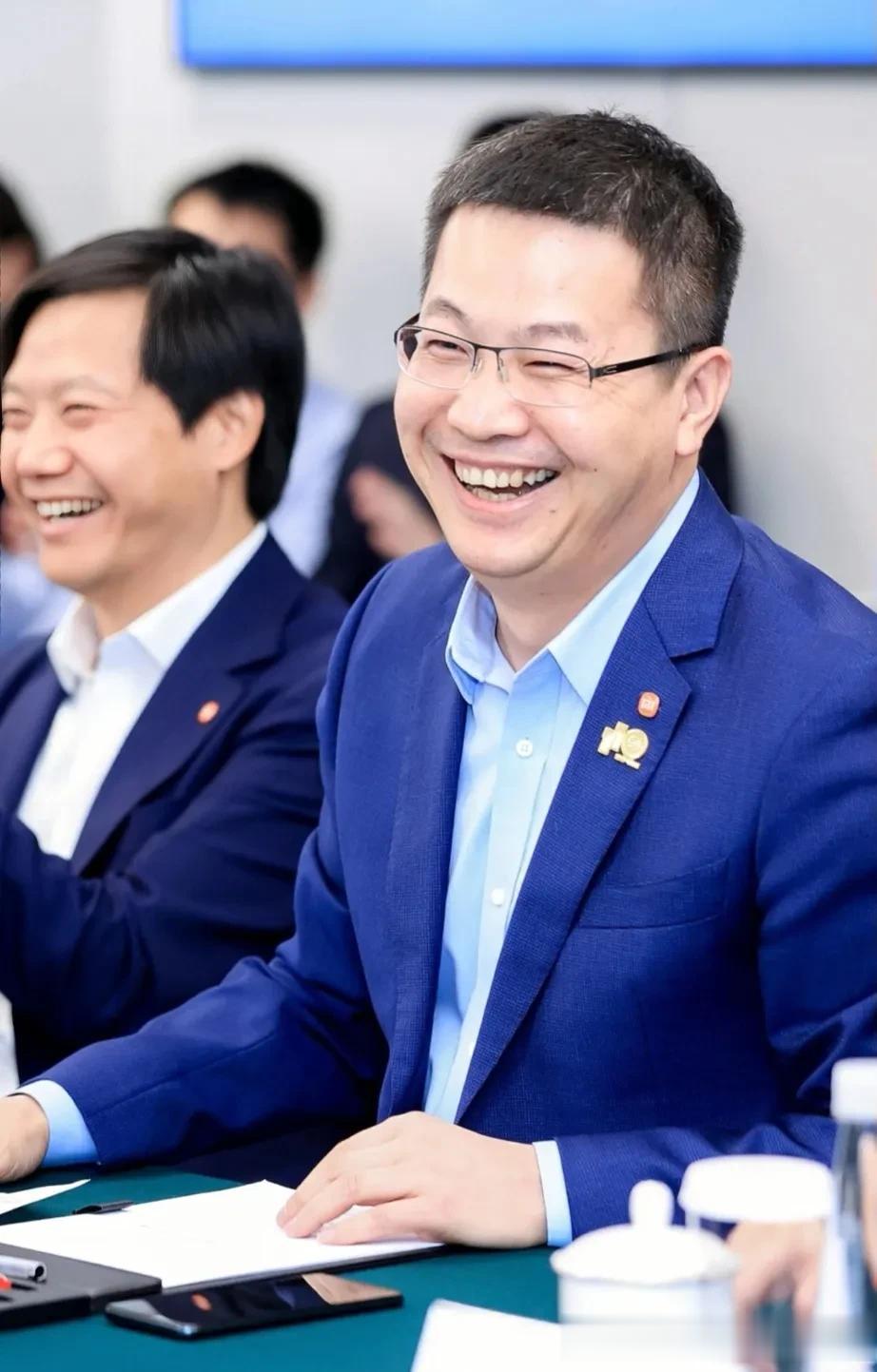 2天前的美国高通发布会上，卢总拿着一款小米手机笑的没心没肺，自豪的说:我们将搭载