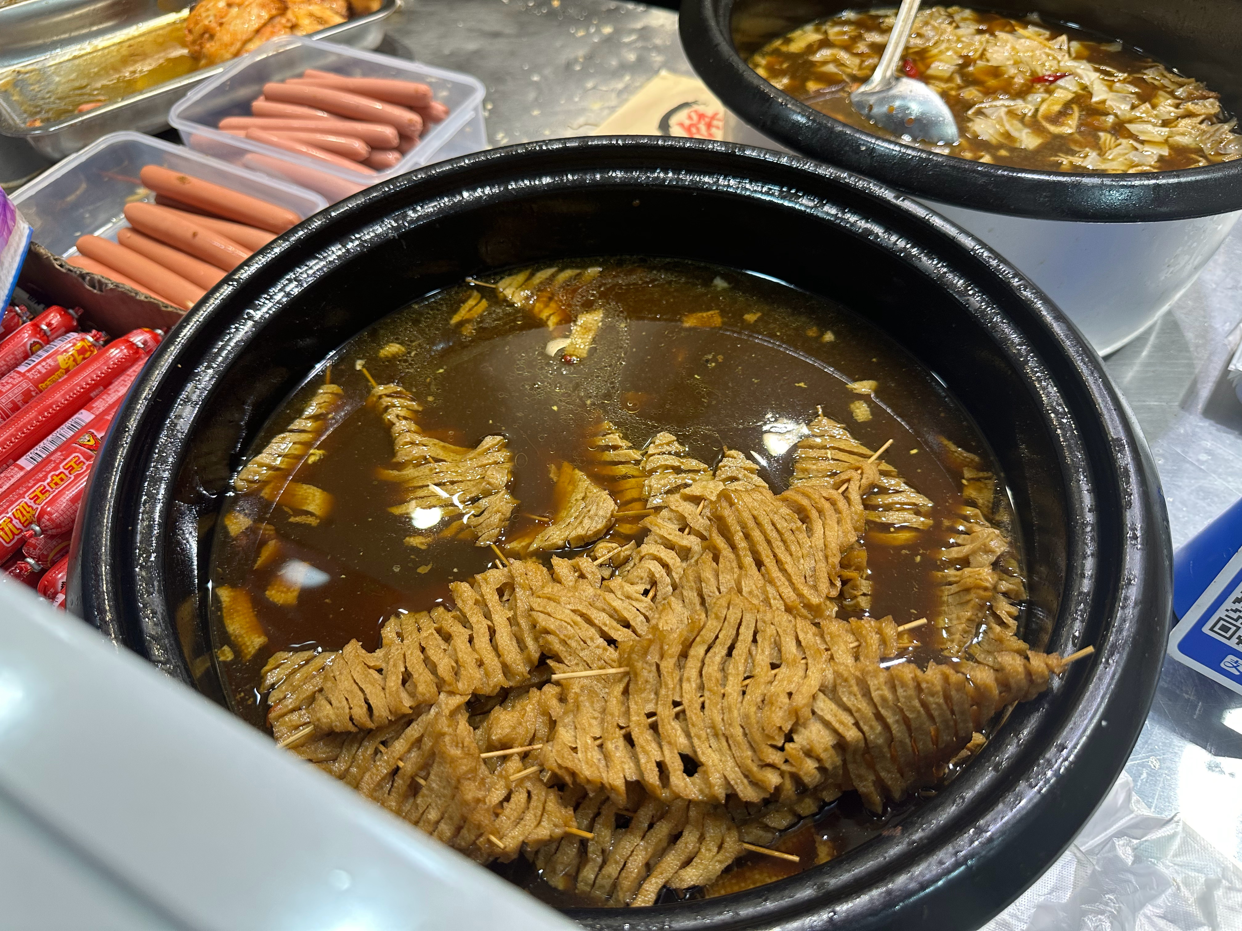 早早下班冲去漕河泾吃新乡烧饼夹菜总的来说可以一试，但和新乡本地烧饼还差不少烧饼的