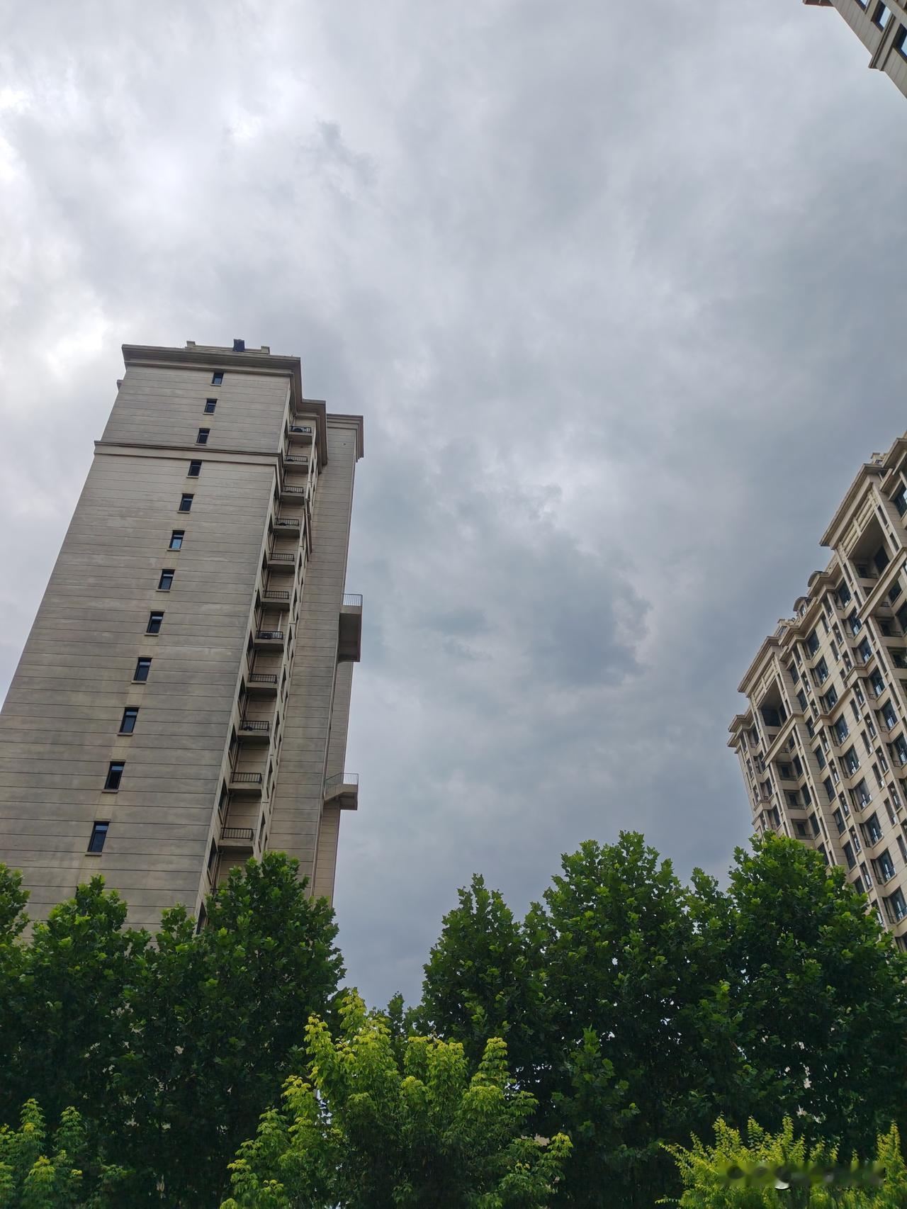 中午雨停一会儿，天空仍然是黑云的，现在下午还是接着下雨云照天空 您说这雨什么时候