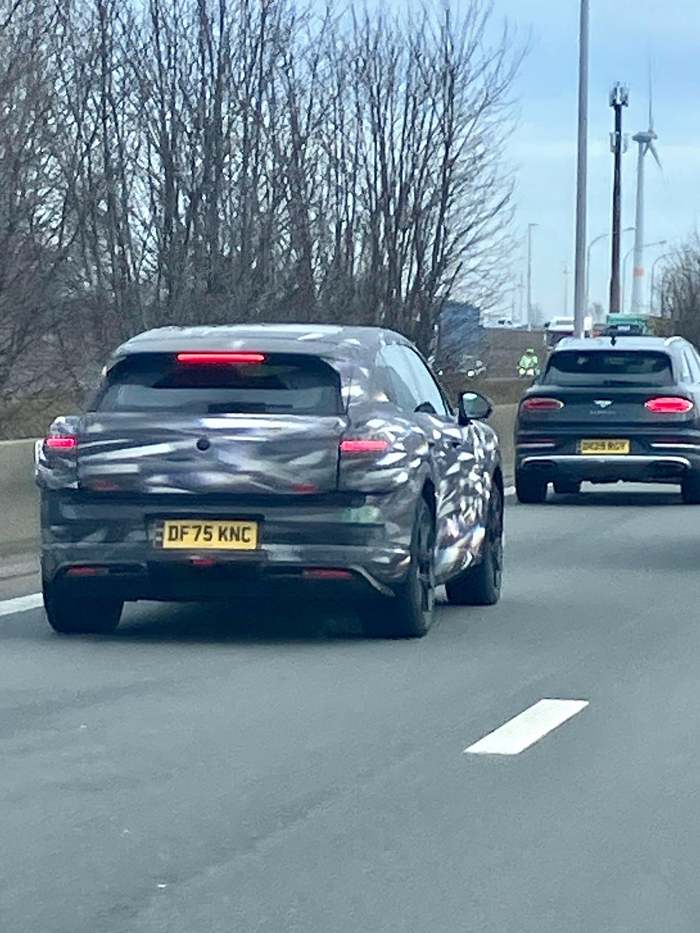 宾利添越纯电公路测试 