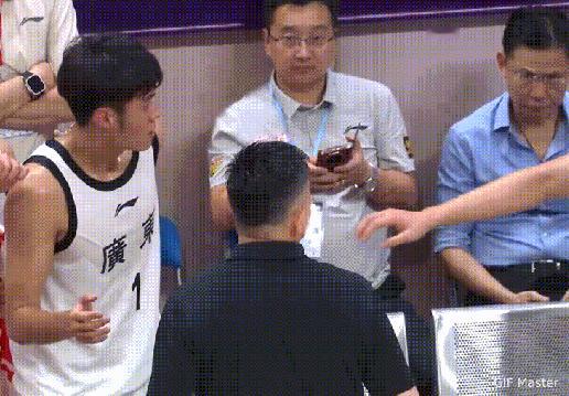 广东内讧！疑似杜锋和徐昕发生冲突起了口舌之争，徐昕这么老实的孩子都给惹毛了，看来