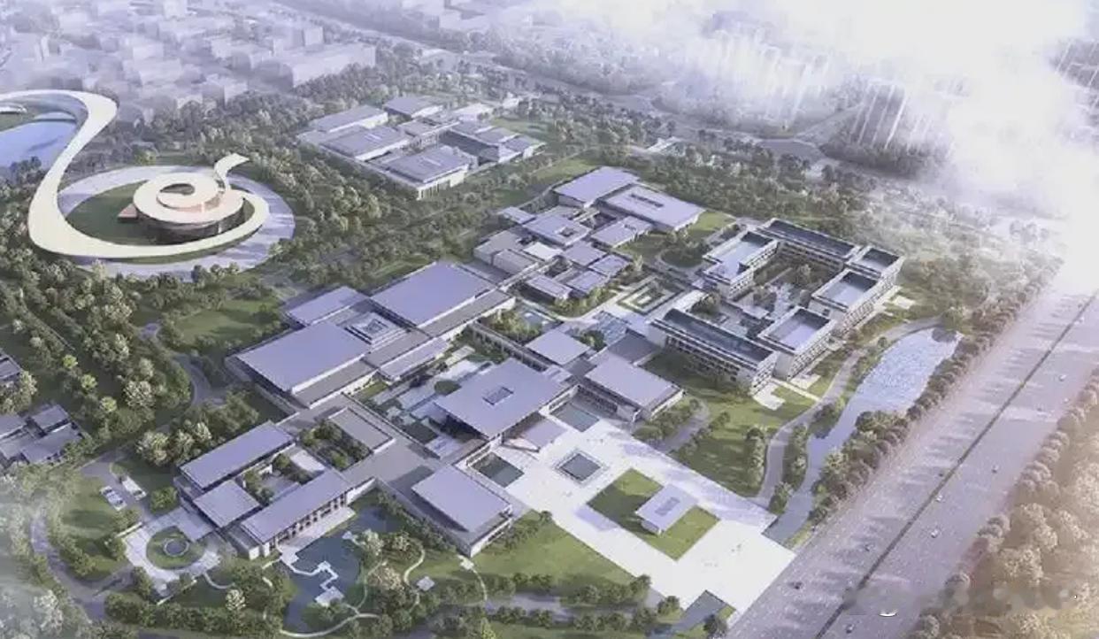 胶州上合西苑酒店荒草三年惊变“烂尾”谜局！资金链断裂背后，谁在透支城市未来与百姓