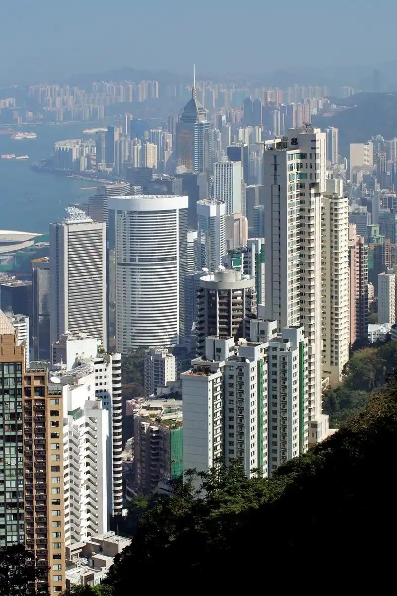 谢霆锋到韦诗雅家中做客，空间局促，到转身都出现他的床，同时兼具餐桌和工作台，按下