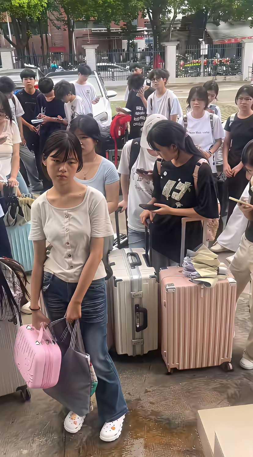 为什么她们眼里都没有光？感觉一副生无可恋的样子。​​​​