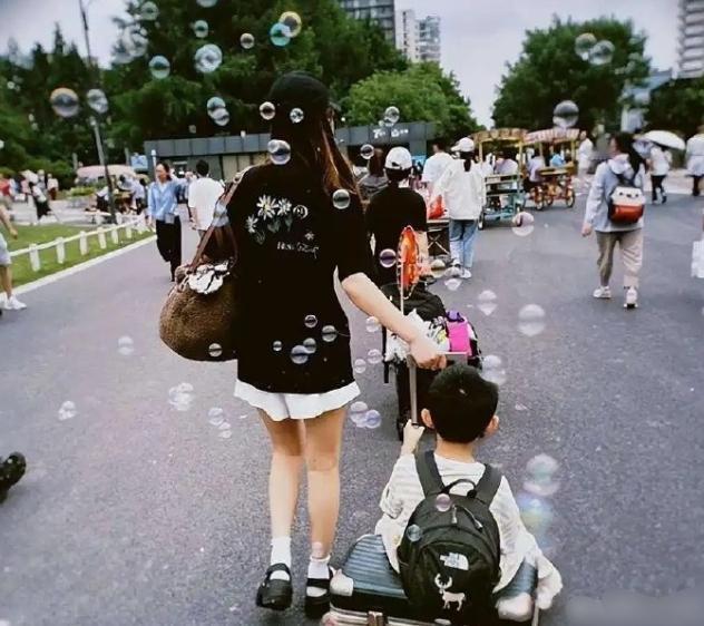 冯绍峰和赵丽颖关系还行
俩人这两天一块出席了孩子幼升小的开学典礼，幼儿园的毕业典