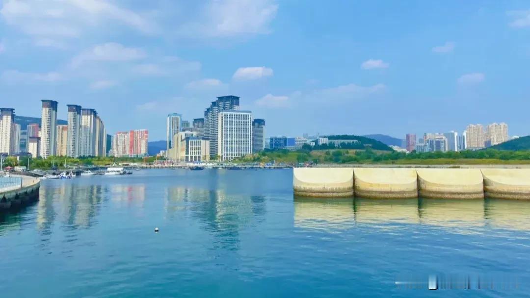 冬日的雨
悄悄地
缓缓地
轻轻地
拂过屋檐
将大地湿润
仿佛要向冬天说着什么
