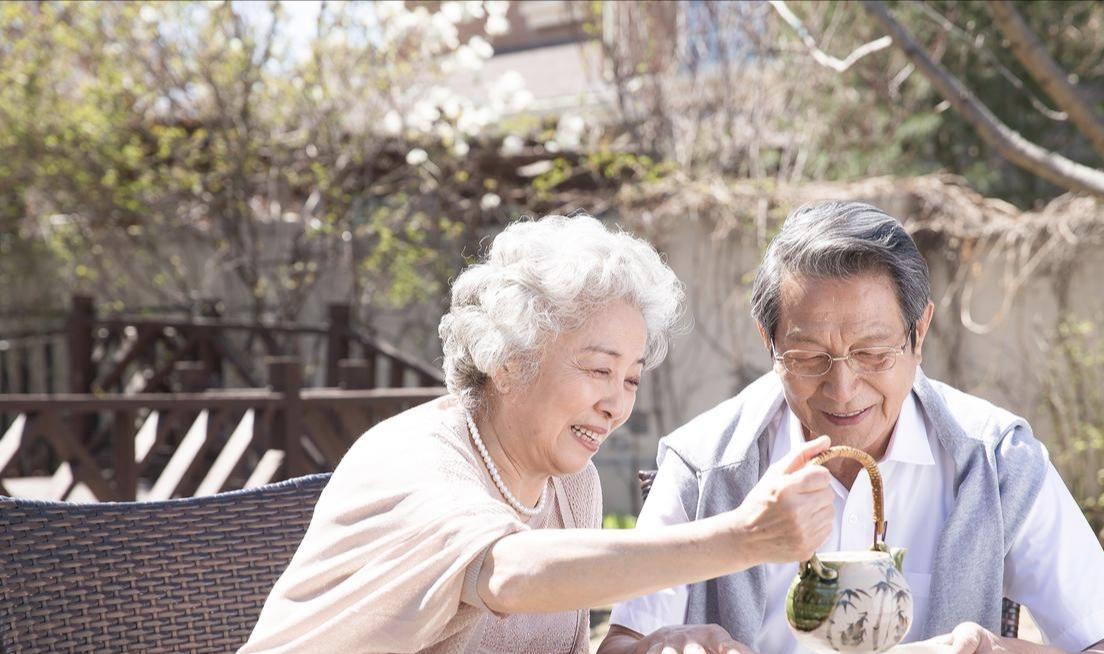 奔六老公总黏我，
外人笑他“不正经”，
我却偷偷红了眼
 
我老公快60岁了，总