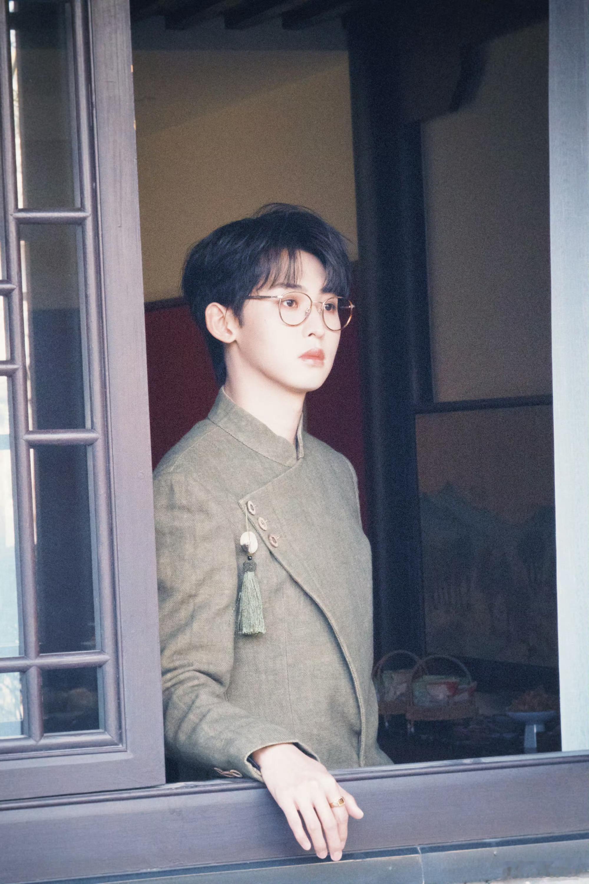 唐九洲清明上河园古风小生来也暗绿色衣服显得书生气满满，搭配金丝眼镜隔着屏幕已经闻