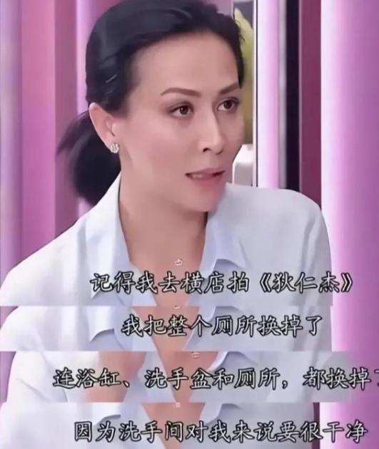 舒淇在刘嘉玲家里打麻将，期间没忍住，去了一趟刘嘉玲的卫生间，刘嘉玲知道后，脸色很