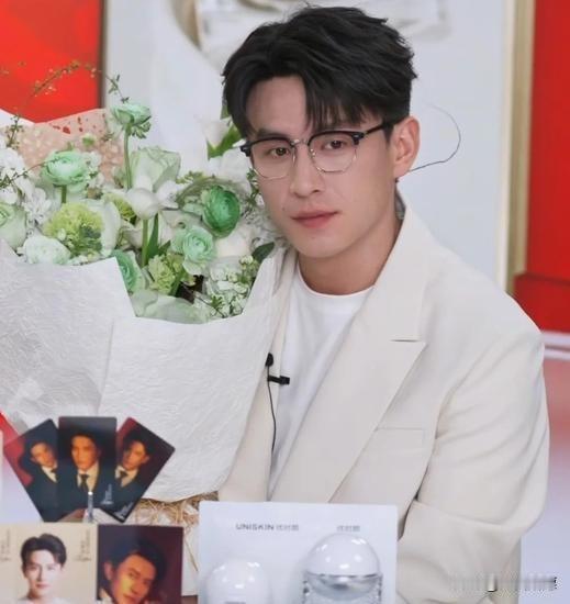 刘萧旭这接戏路线，
连粉丝都看得有点懵：
明明可以靠脸和人气走稳妥路线，他却偏要