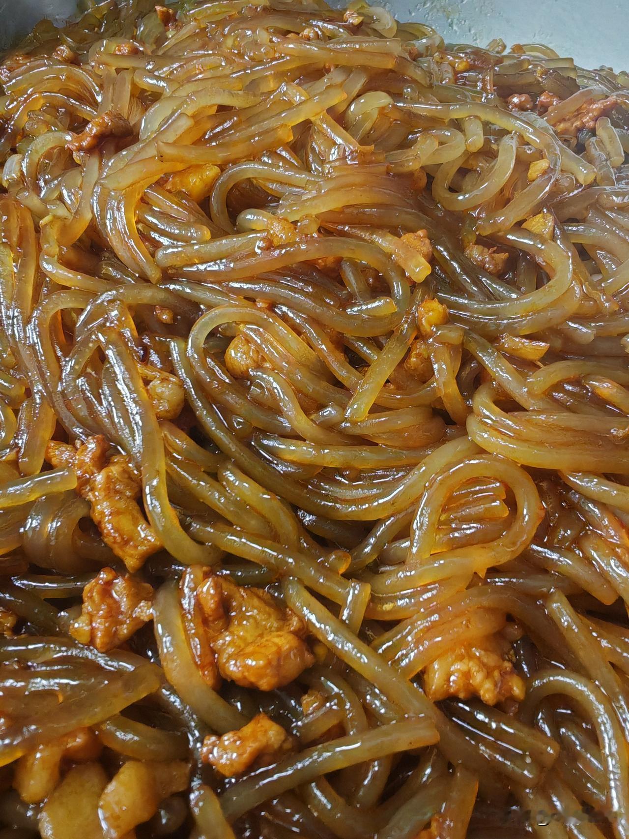 每日卖完就收摊，保证食材新鲜循环。红烧肉选用鲜猪五花肉制作，使用大品牌的鸡肉和调