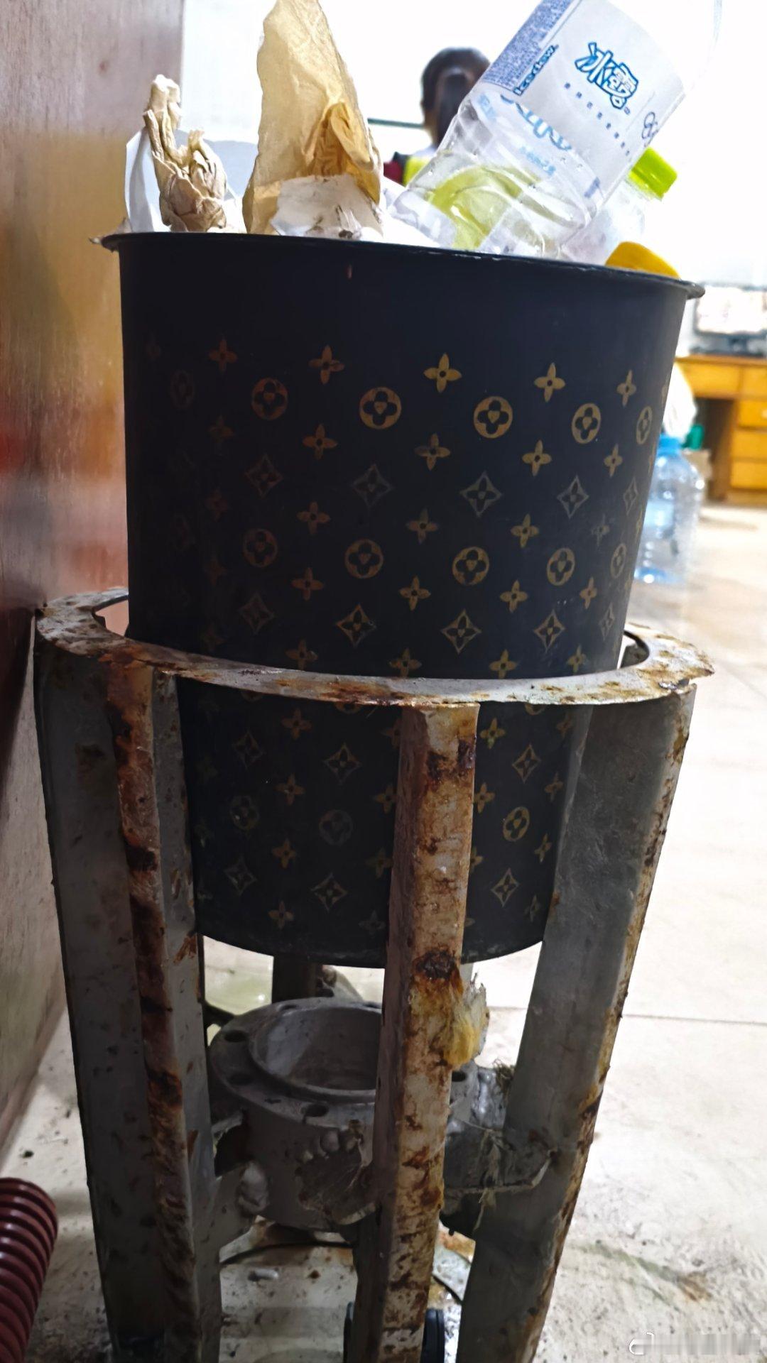 你是不是也要告一下这个垃圾桶呀？明明是我们的古花纹，你还拿去注册，叫使用费了没？