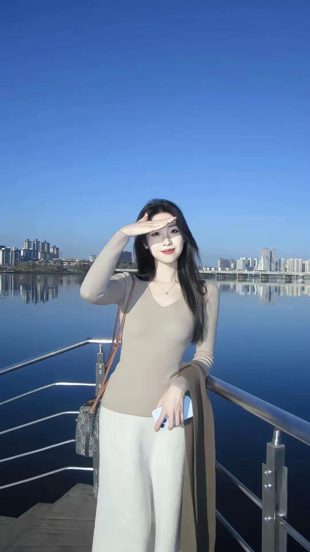 很多男人总误以为，物质或是一时的亲近就能留住女人，殊不知女生内心分得格外清楚，肉