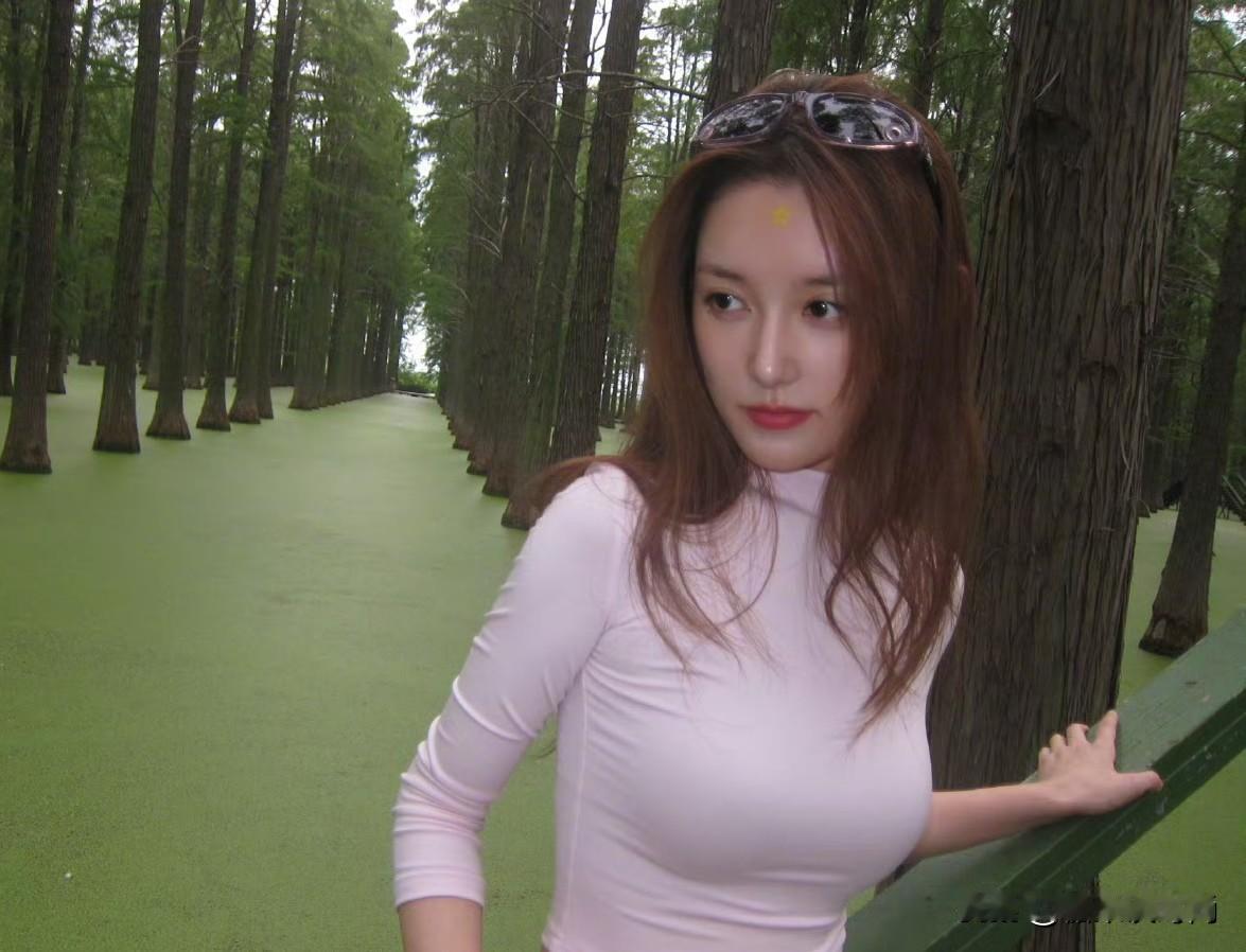 看了00后蒋依依的穿搭，我明白了好身材是多么的重要。

上身为薄款针织衫，松紧适