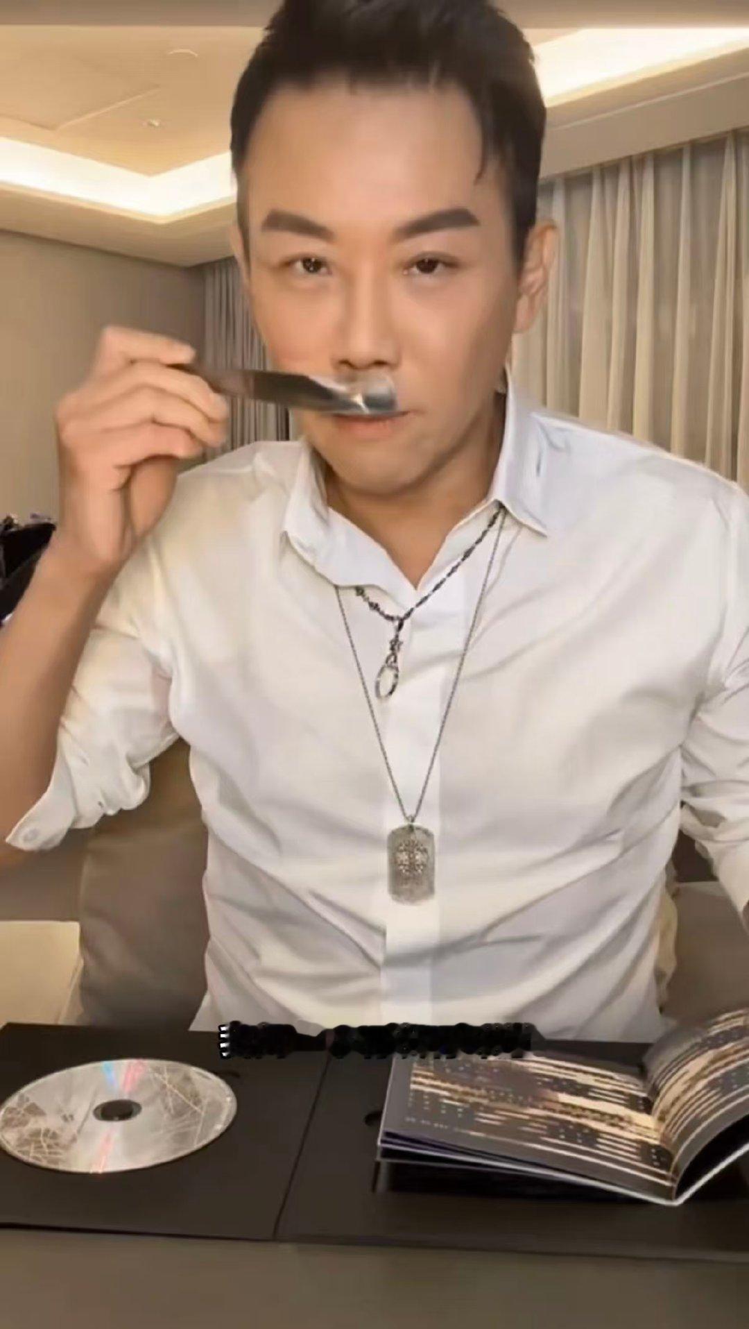 陶喆把刮刀当鞋拔子闻 救命！直播开箱太会整活，刮歌词本的刮刀被他认成“鞋拔子”，