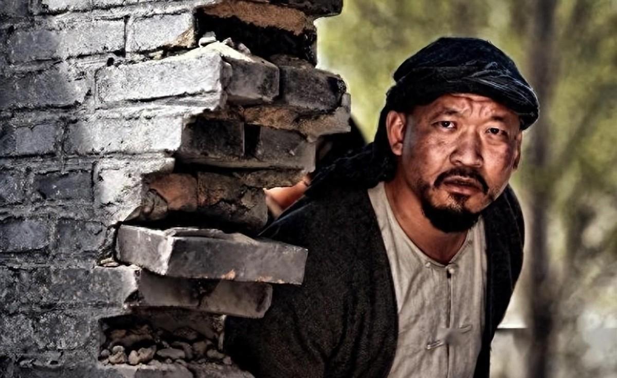 抗战时期，一名汉奸夜里审问地下党成员，刚刑讯逼供到一半却惊觉对方竟是自己亲戚！