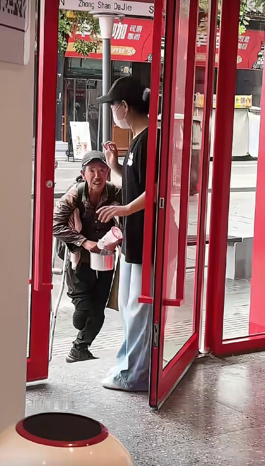 奶茶店里，一名正在忙碌干活的女孩，突然拿起一杯柠檬水，就向门口走去，按下来的一幕