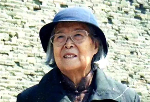 1949年，北平和平解放，傅作义的女儿傅冬菊是大功臣，可就在全国解放后，傅冬菊却