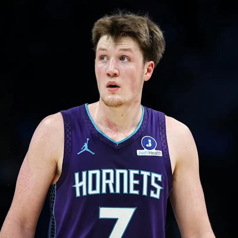 有一说一，今日克尼佩尔和弗拉格的赛场表现压根不是一个层级！！
弗拉格：19岁，2