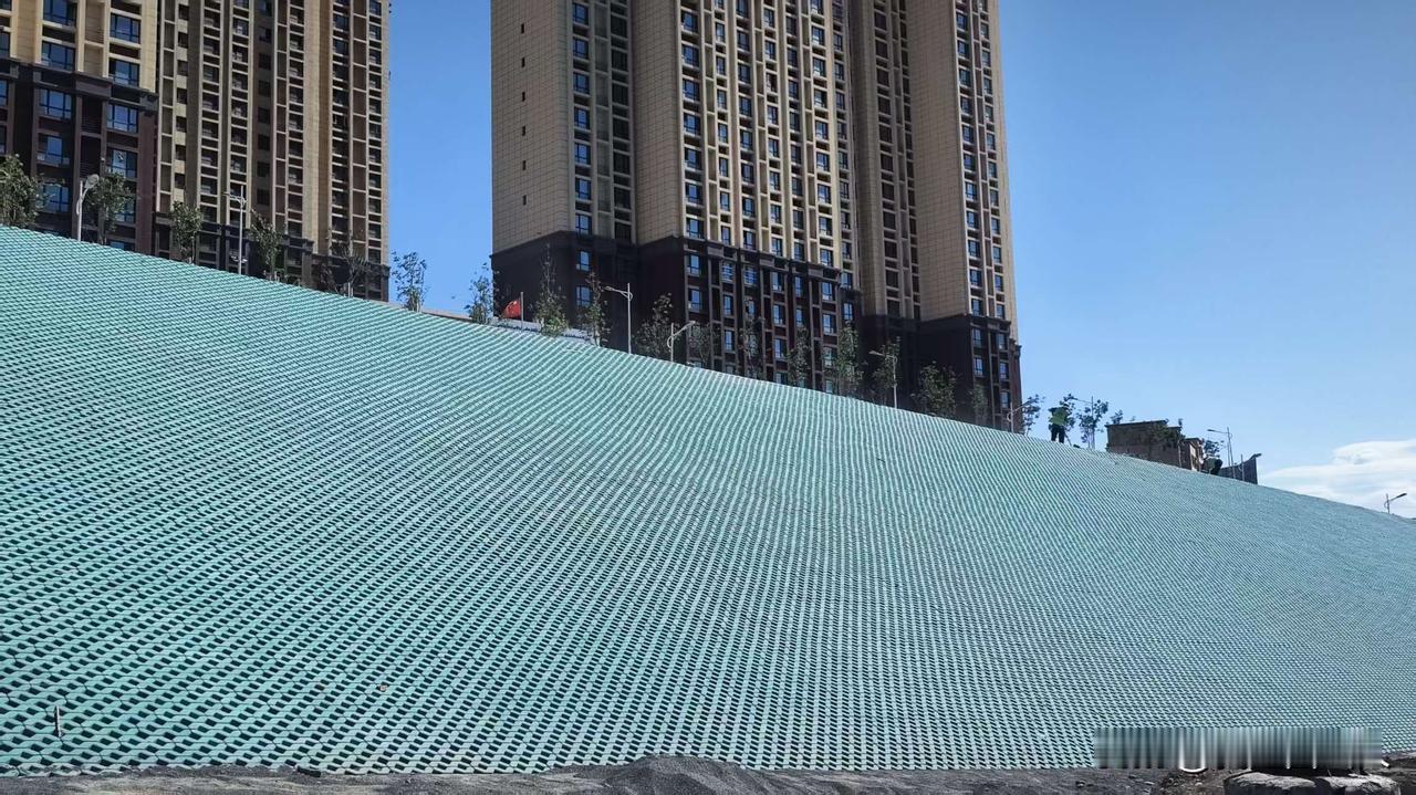 西山观察员粉丝“万泰二期”拍图，西泉街西城阳光至万泰阳光城路段正在施工草坪砖护坡