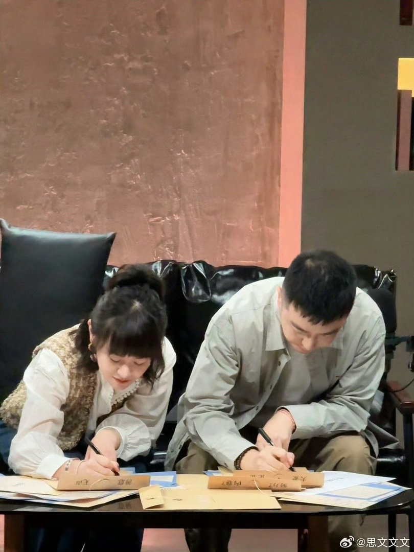 恭喜呀！！思文官宣当妈啦！晒儿子多多背影照，好幸福的一家