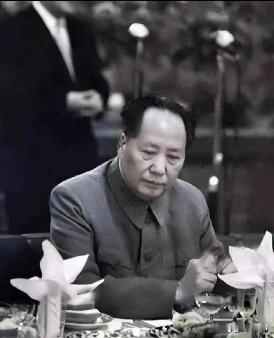 宴散剩菜满桌，毛主席驻足沉思：这不是排场，是百姓的血汗！
伟人在参加一次宴会，客