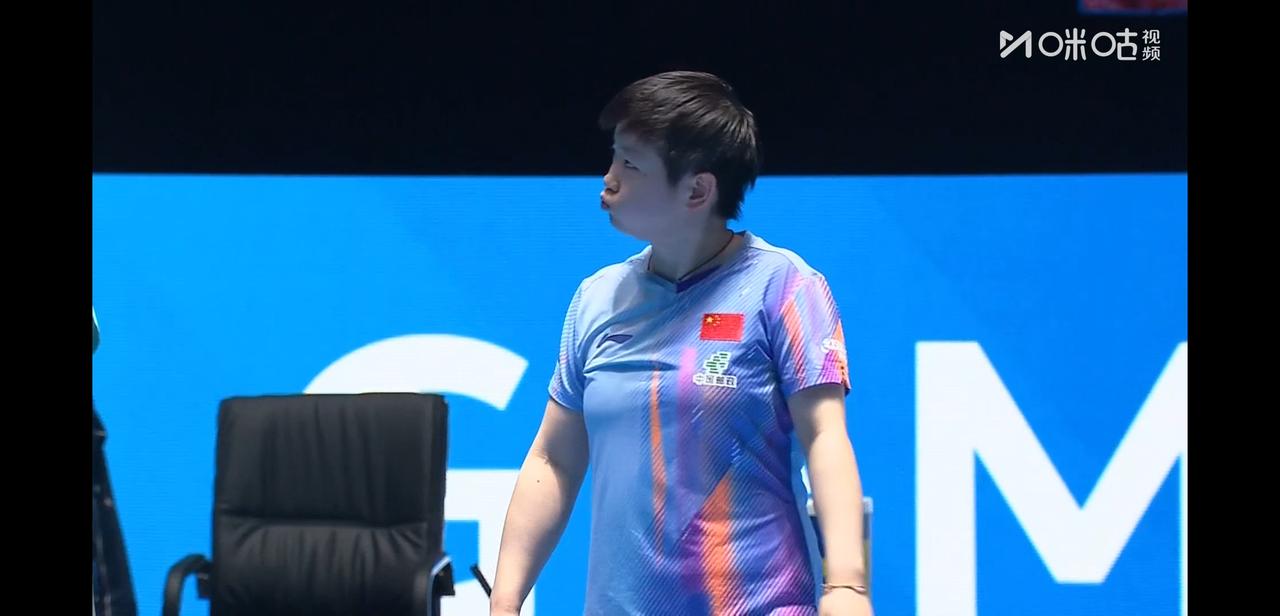 亚洲杯女单1/4决赛，
孙颖莎与陈熠。
在第五局一开局孙颖莎先拿到一分，
接着陈