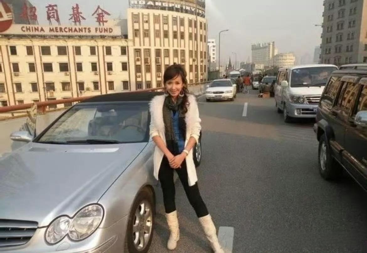 难怪能成为经典！当年拍爱情公寓的时候，为了拍摄真实的场景剧组真的租了一条公路。 
