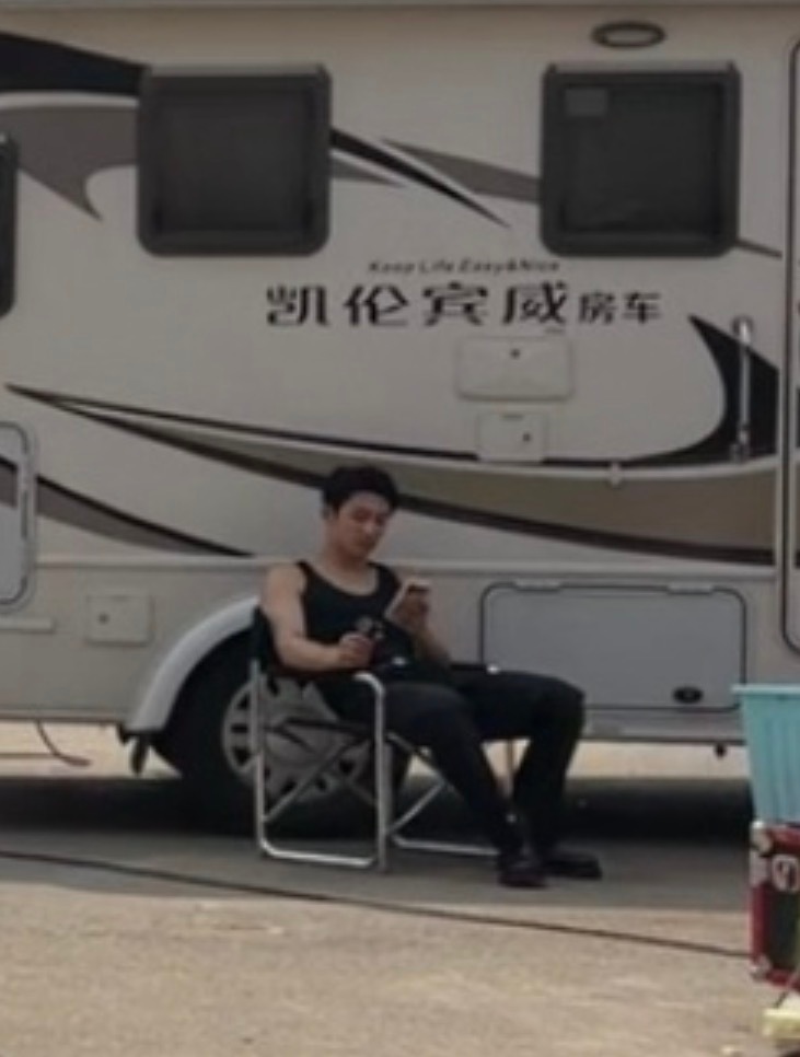 啥天啊就穿跨栏小背心 