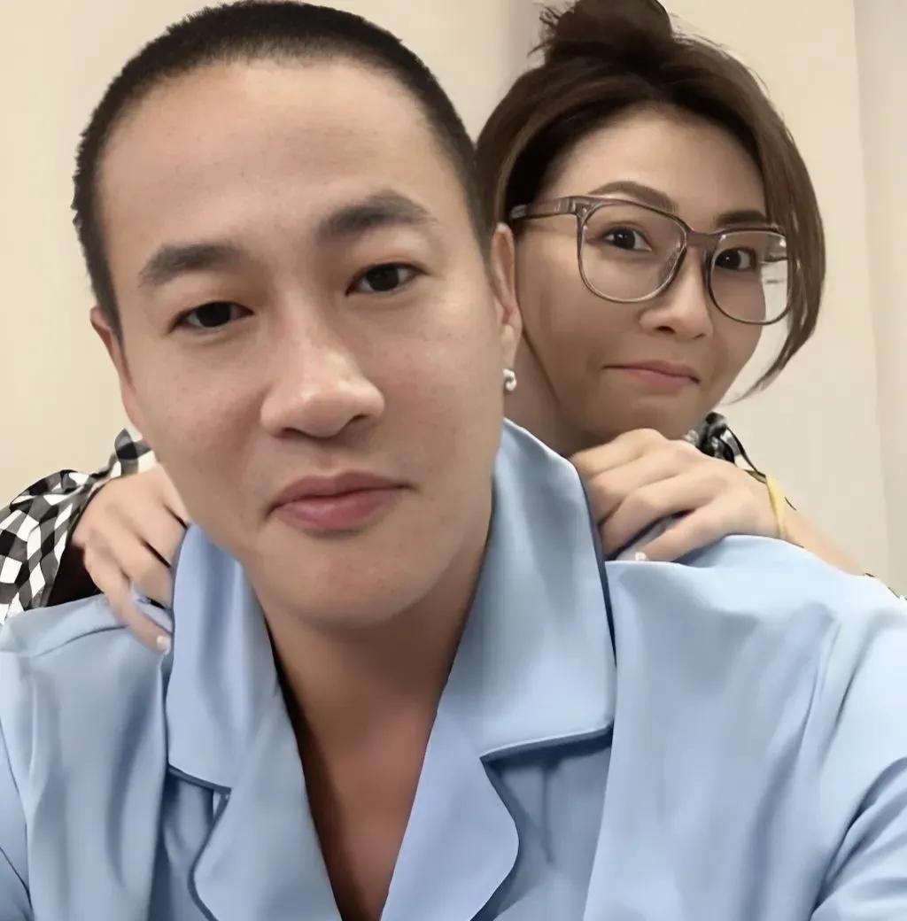 何润东 51 岁，妻子 47 岁，家境优越事业稳定，为何一直没有孩子
何润东今年