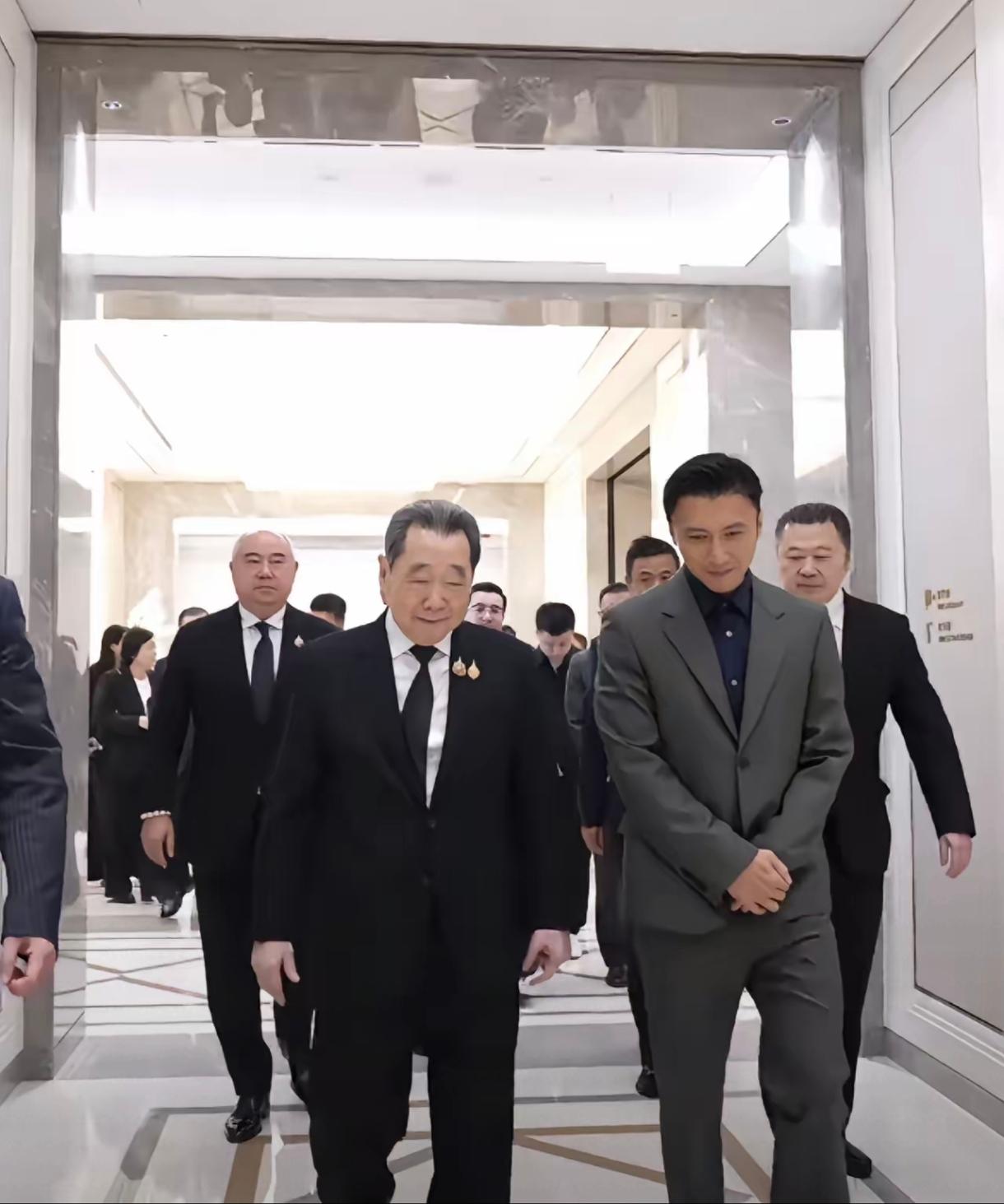 现年45岁的谢霆锋终于活明白了一个道理，那就是做艺人终究是比不上做商业（即开公司