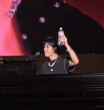 感觉王力宏还是很够意思的！
尽管宗馥莉不让他做娃哈哈代言人了，但在公开场合，只要