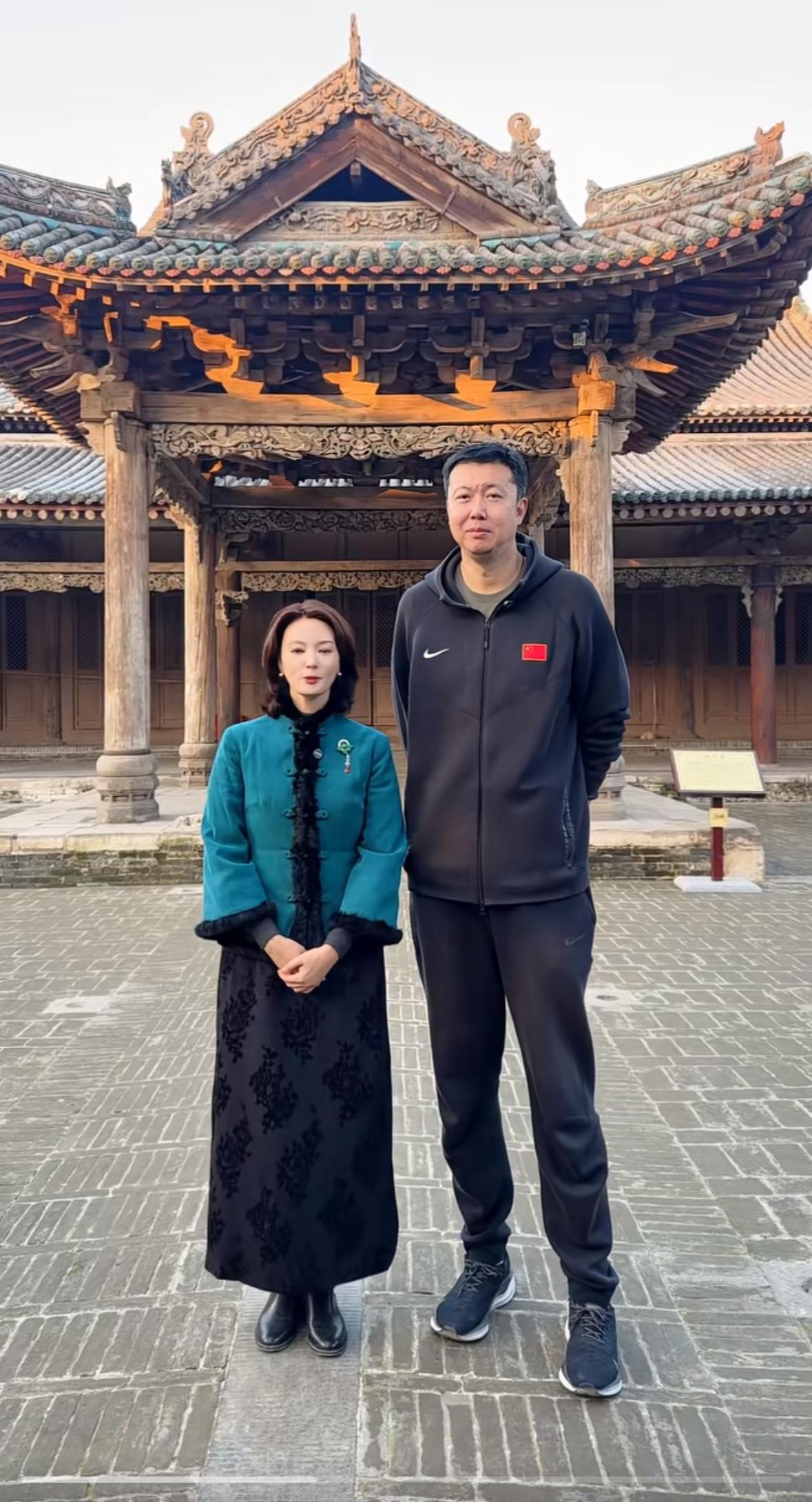 王治郅旁边女士是谁？是不是也是位名人，非常有气质