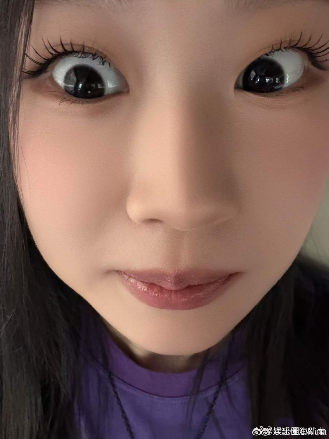 沈佳润玩梗回应爸爸小沈阳沈佳润晒大眼自拍回应小沈阳沈佳润晒自拍花式玩梗，面对爸爸