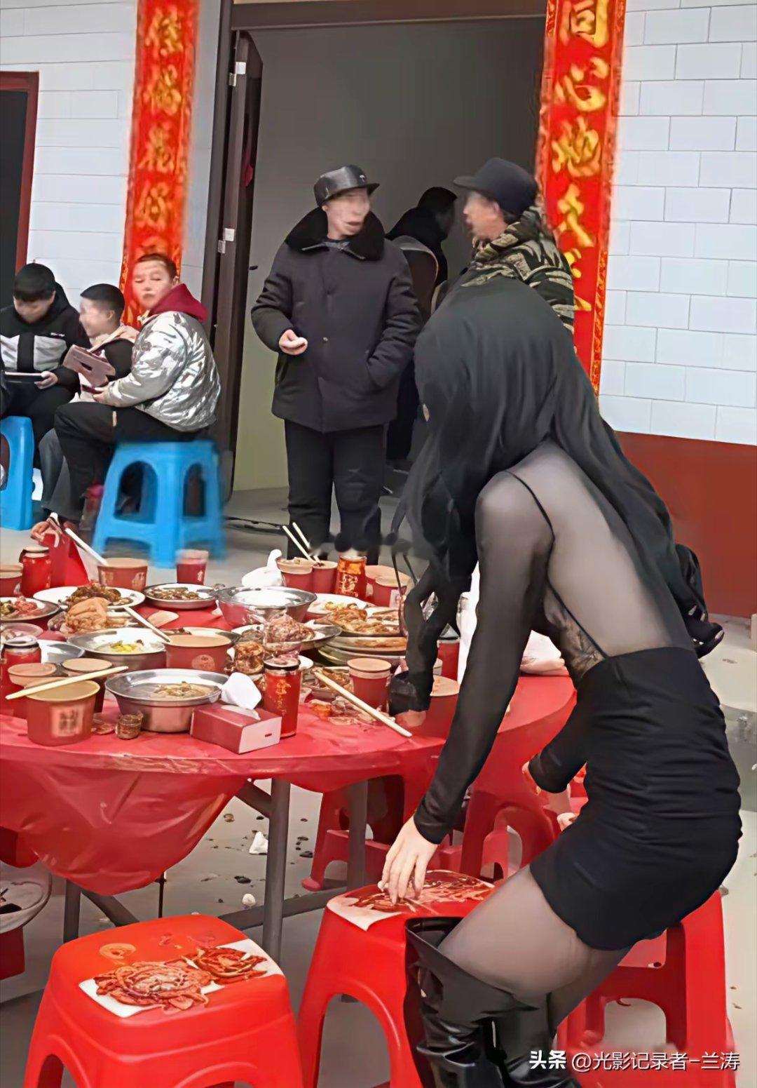 婚礼上见到一位女子这样穿搭，她想表达什么？ 